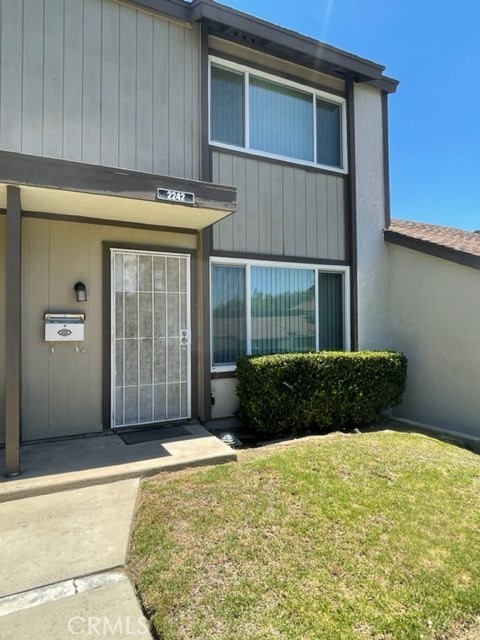 Cozy 2 stories condo in Diamond Bar. Awarded Walnut Unified School District. Granite kitchen counter top. Very easy access to Fwy 60 and 57. Great for a small family.