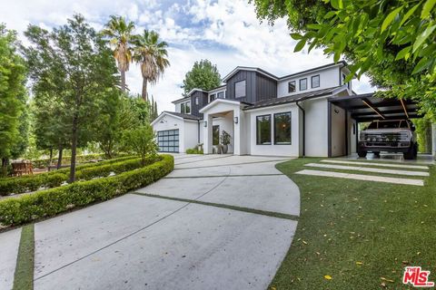 Photo of 18938 Wells Drive, Tarzana, CA 91356 (MLS # 25618475)