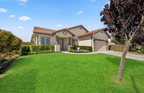 Photo of 620 Glenmore Drive, Hollister, CA 95023 (MLS # ML82038574)