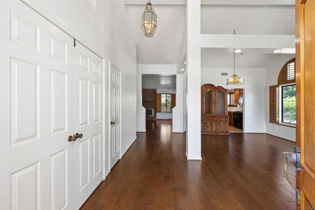 1693 W Country Club