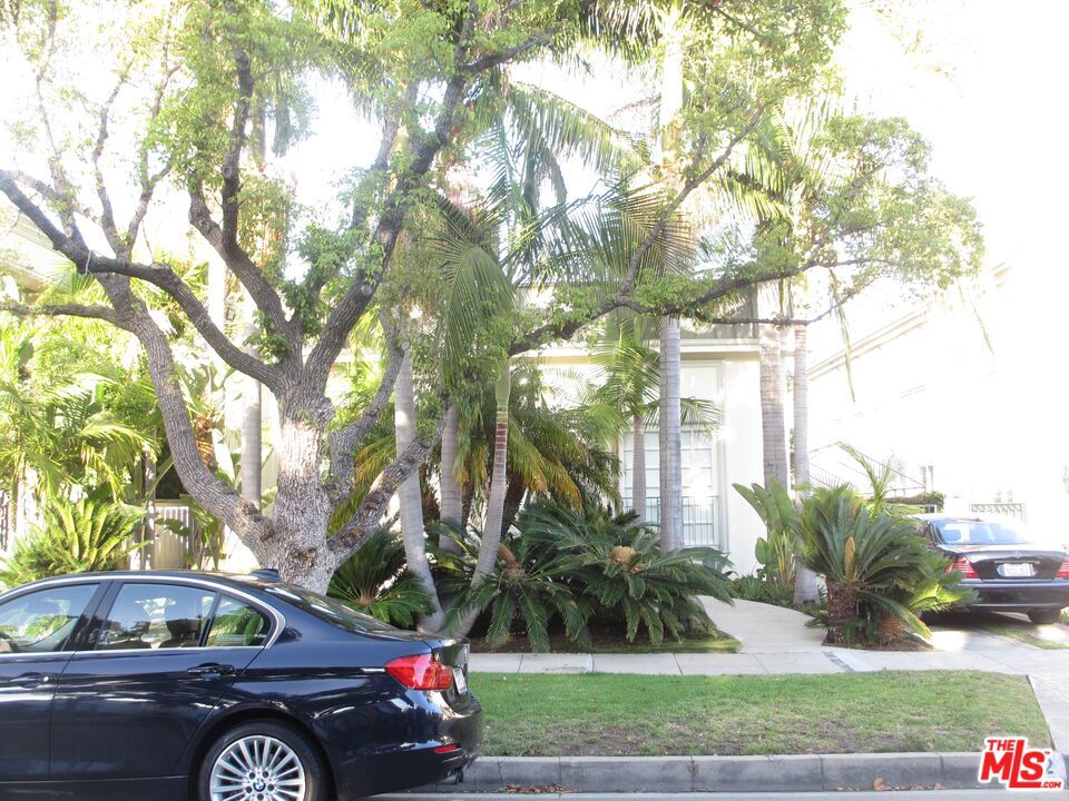 THIS BRIGHT GUEST HOUSE HAS A NICE KITCHEN, A BIG BEDROOM WITH LOTS OF CLOSETS, AND A WONDERFUL OPEN FLOOR PLAN WHICH CONNECTS THE DINING ROOM AND LIVING ROOM. TENANT PAYS FOR ALL UTILITIES. YOU DO NOT WANT TO MISS THIS LEASE OPPORTUNITY! UNIT IS READY TO MOVE IN! -