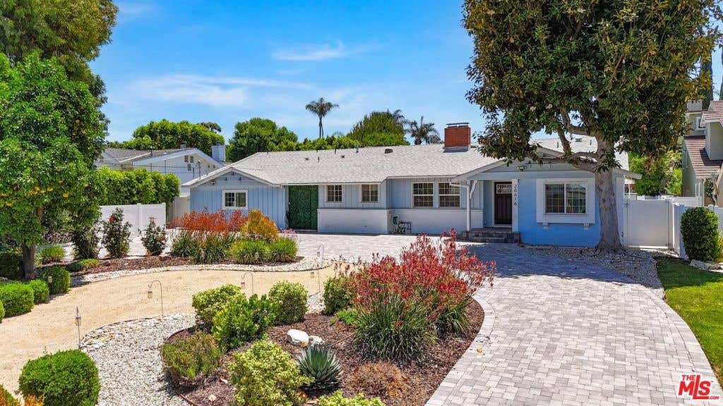 Photo of 20616 Quedo Drive, Woodland Hills, CA 91364 (MLS # 26860883)