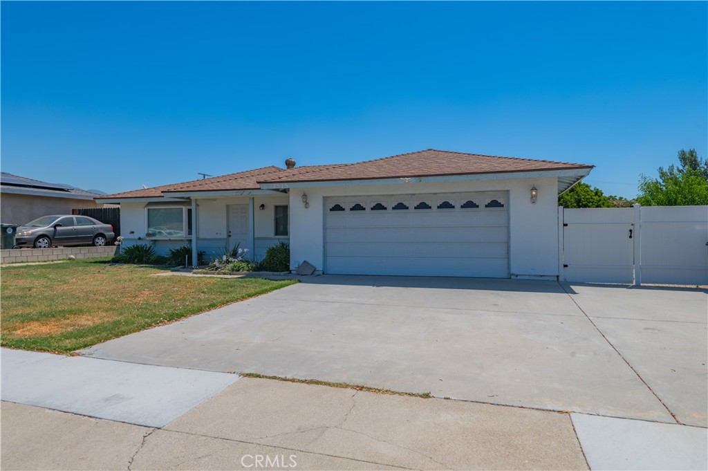 4-bedroom, 2-bathroom Rancho Cucamonga single family house for rent at $3200 only! The kitchen, bathrooms, flooring, and interior paint have all been tastefully updated in recent years.
Tenants bring their own refrigerator, washer, and dryer. Renters insurance is required. Tenant is responsible for all utilities and gardening.
Conveniently located near the 210, 10, and 15 freeways, with easy access to a wide variety of authentic restaurants, supermarkets, and grocery stores. Zoned for excellent schools, including Rancho Cucamonga High School. Ready to move in today!