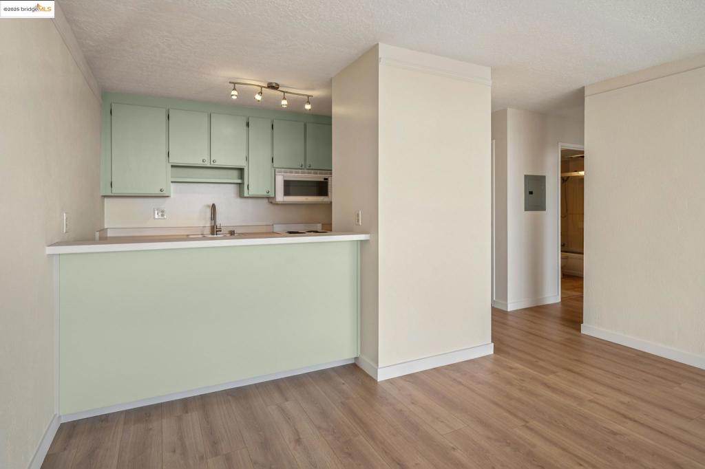 PIEDMONT AVENUE - Residential