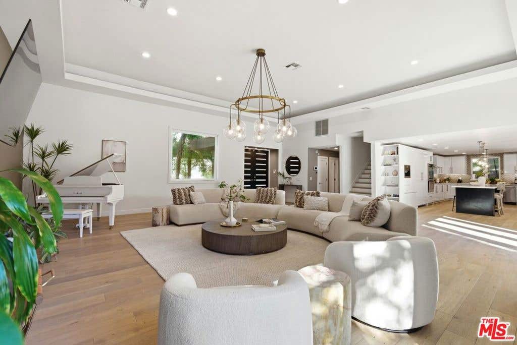 Photo of 7546 Devista Drive, Los Angeles, CA 90046 (MLS # 26858279)