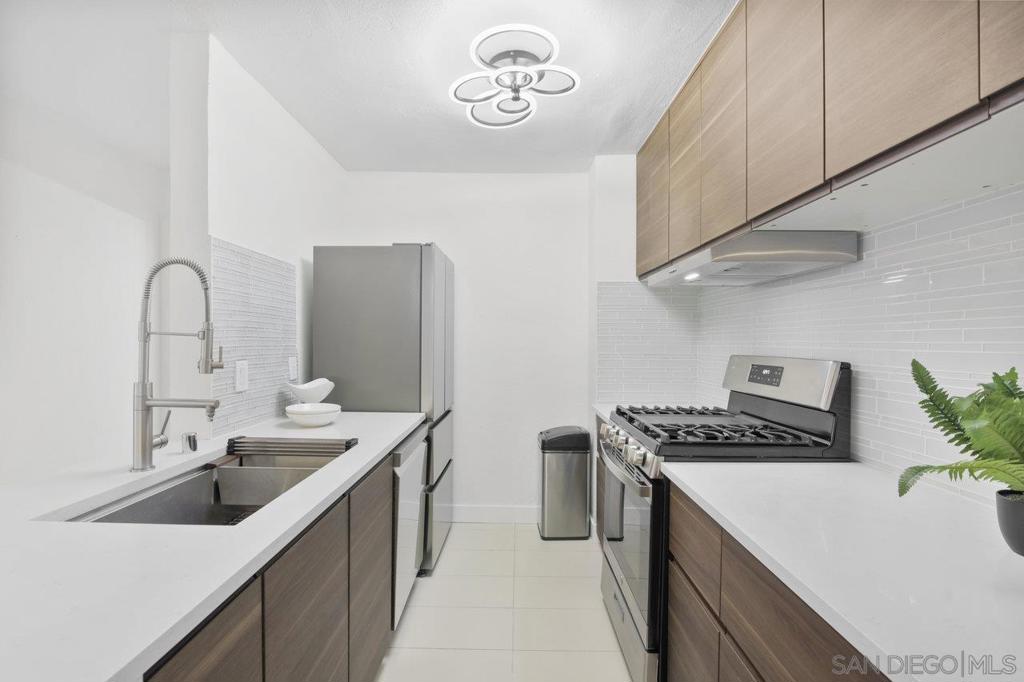 1621 Hotel Cir S E114