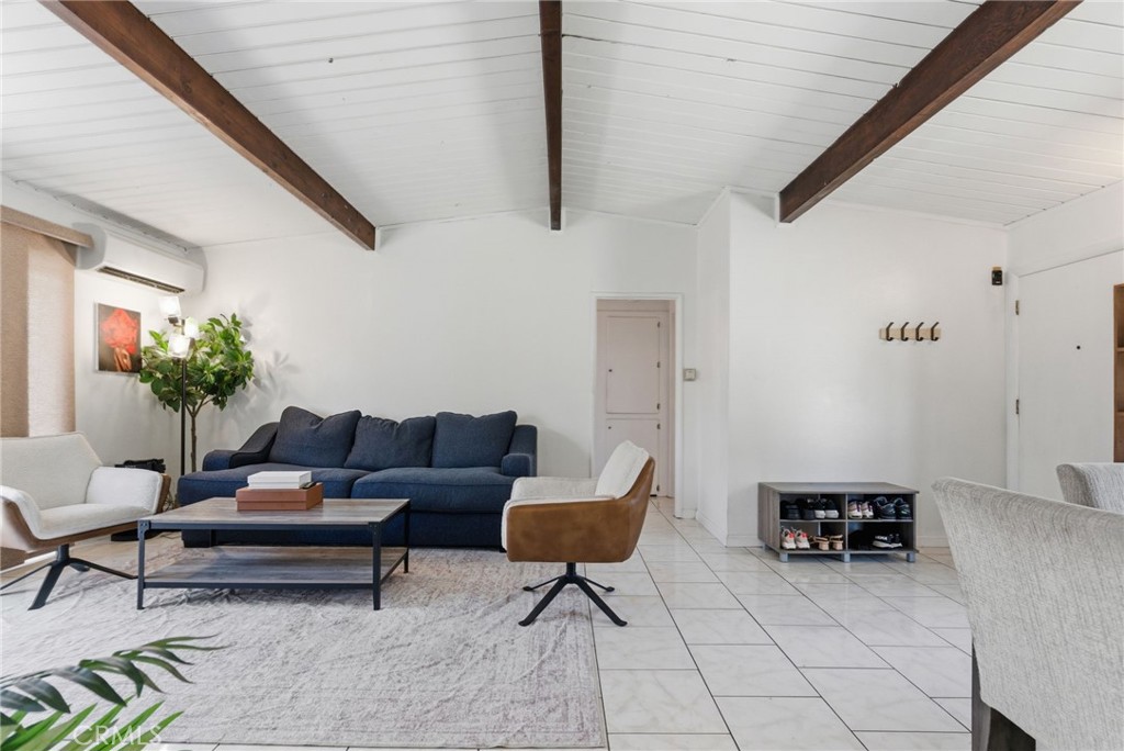 5923 N Edenfield