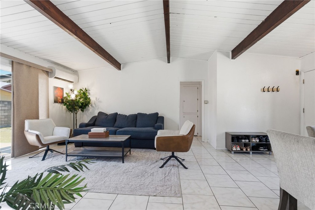 5923 N Edenfield