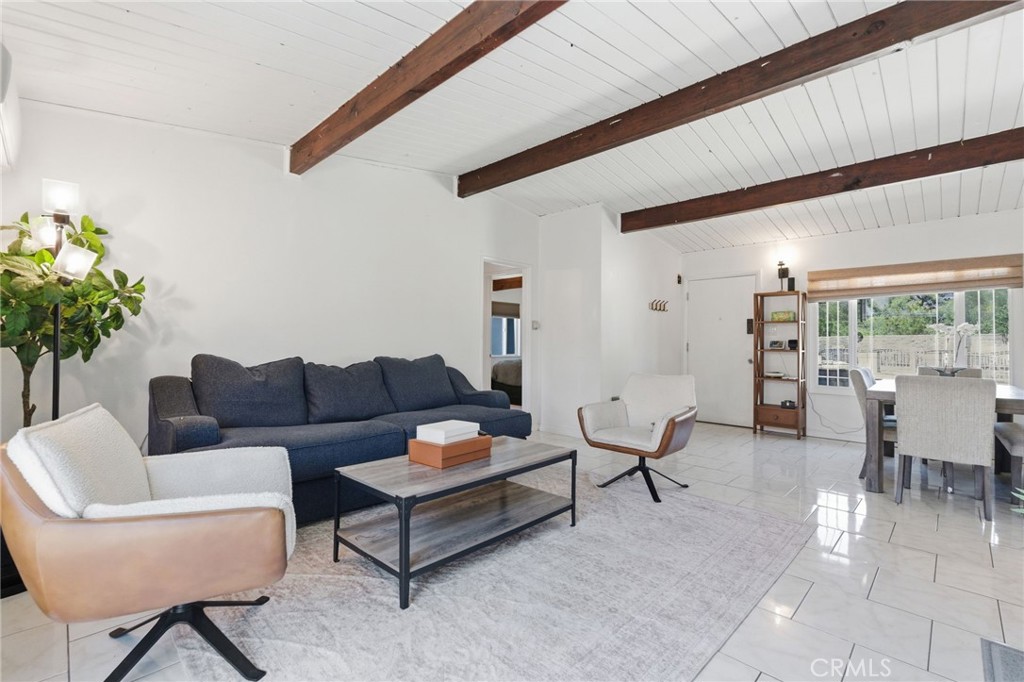 5923 N Edenfield
