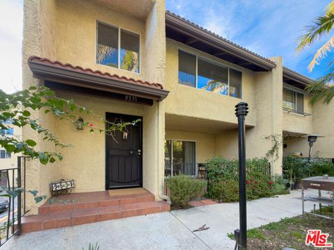 Photo of 9531 Via Ricardo, Burbank, CA 91504 (MLS # 26639975)