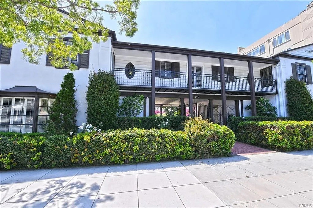 On a gorgeous street in Beverly Hills, This 3 bedroom 2 bath open floor plan of almost 3,000 sq ft peaceful and quiet townhome, full frontal balcony, large unit with dining room. Can be rented short term or long term unfurnished or fully furnished(call), A/C and central heat in townhome. Gorgeous courtyard with lots of flowers. Hardwood floors that were just redone with lots of character. This home is central, close to Beverly Hills High School, restaurants and shops.