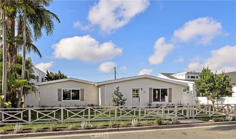 Photo of 317 Walnut Street, Costa Mesa, CA 92627 (MLS # OC26227859)