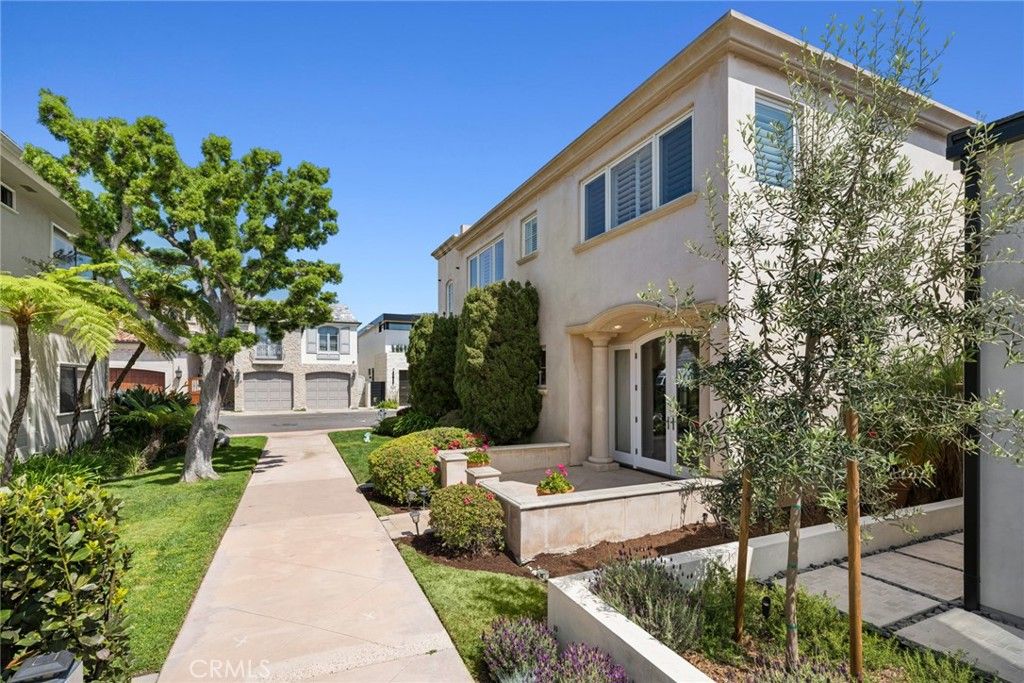 Photo of 521 Via Lido Nord, Newport Beach, CA 92663 (MLS # NP26061858)
