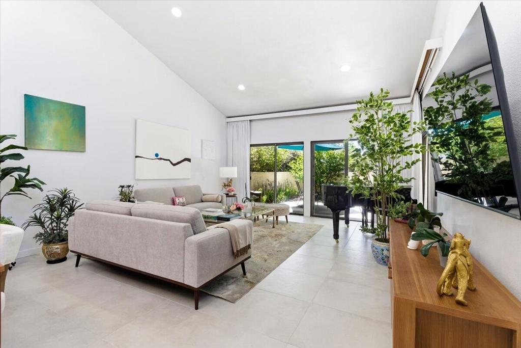200 E Racquet Club Road 18