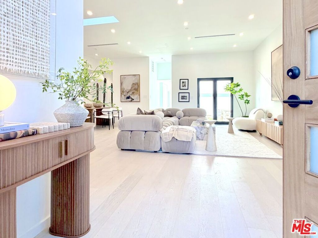 Photo of 4040 Cartwright Avenue, Studio City, CA 91604 (MLS # 25609645)