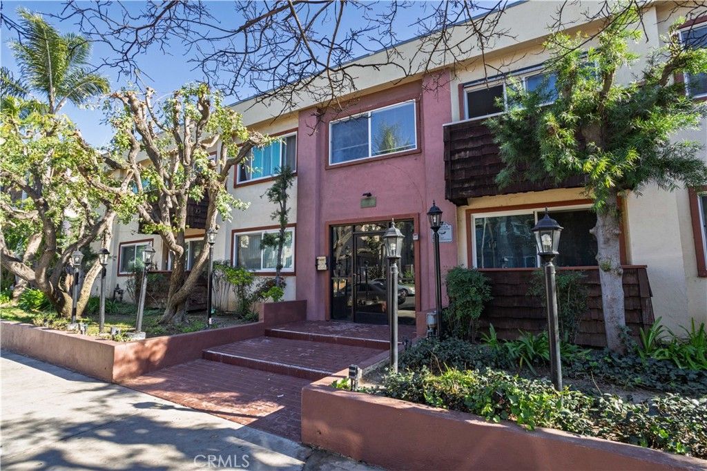 Photo of 5414 Newcastle Avenue #8, Encino, CA 91316 (MLS # SR26007909)