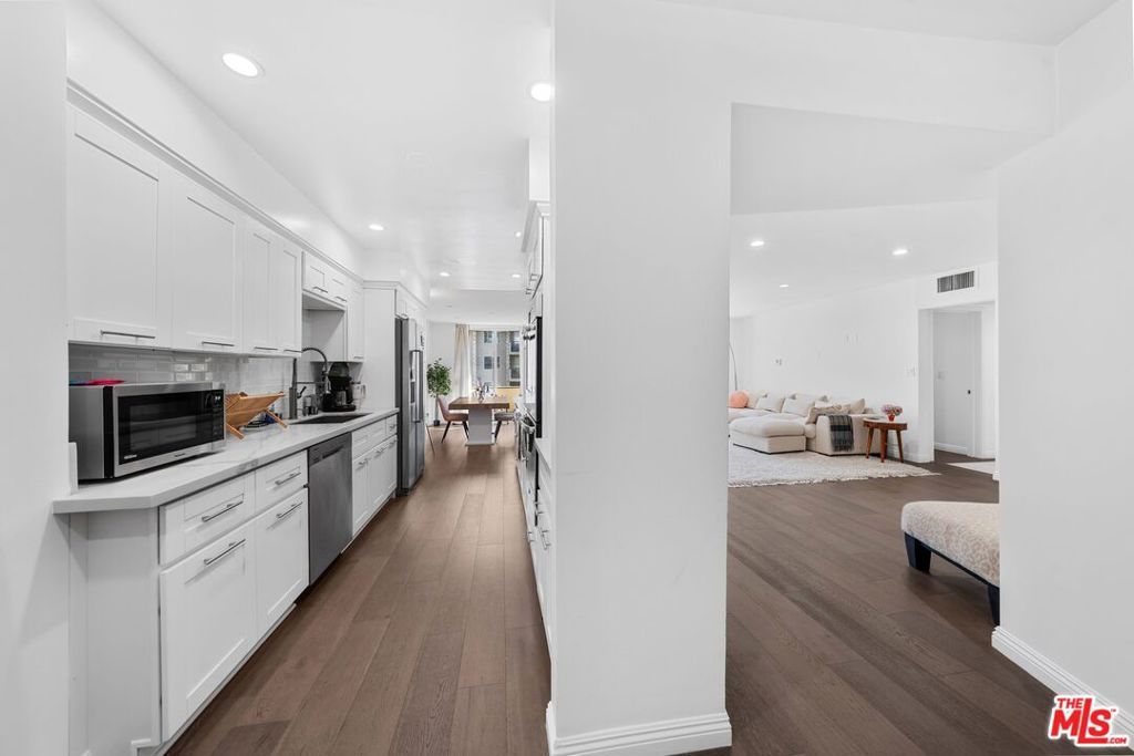 Photo of 11970 Montana Avenue #207, Los Angeles, CA 90049 (MLS # 26642087)