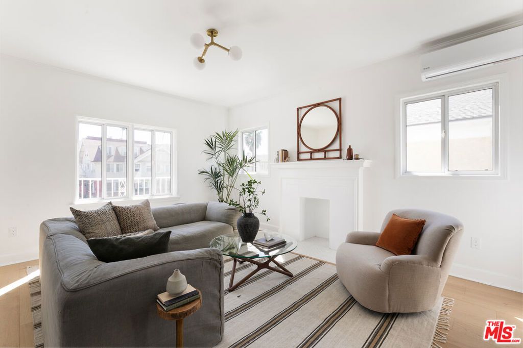 Photo of 1221 5th Avenue #4, Los Angeles, CA 90019 (MLS # 26744617)