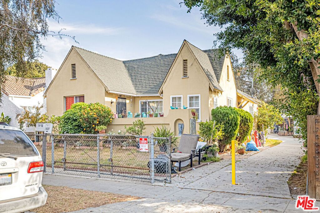 Photo of 1618 S Burnside Avenue, Los Angeles, CA 90019 (MLS # 25585169)