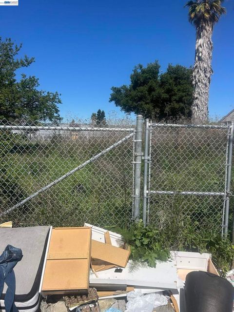 Photo of 10575 Topanga Dr, Oakland, CA 94603 (MLS # 41128840)