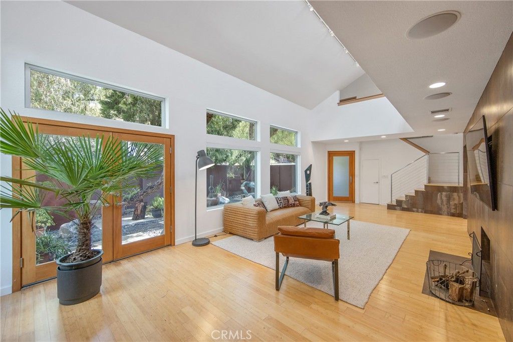 Photo of 4109 Empis Street, Woodland Hills, CA 91364 (MLS # SR26070483)