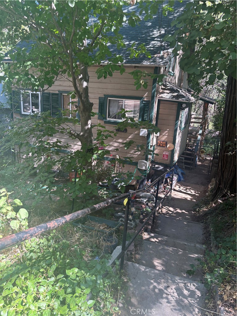 This 3-bedroom, 1-bathroom cabin offers 1,300 sq. ft. of living space on an expansive 8,625 sq. ft. lot. The property is fully fenced, providing privacy and space for future expansion. With great bones and tons of potential, it’s perfect for investors or buyers looking to bring their own vision to life. The basement offers the potential to be converted into a livable space or additional bedroom, adding even more value. Bonus: flooring and other renovation materials will be left with the property, giving buyers a head start on upgrades. Whether you're dreaming of a peaceful retreat or a future income-producing property, this is the opportunity you’ve been waiting for.
