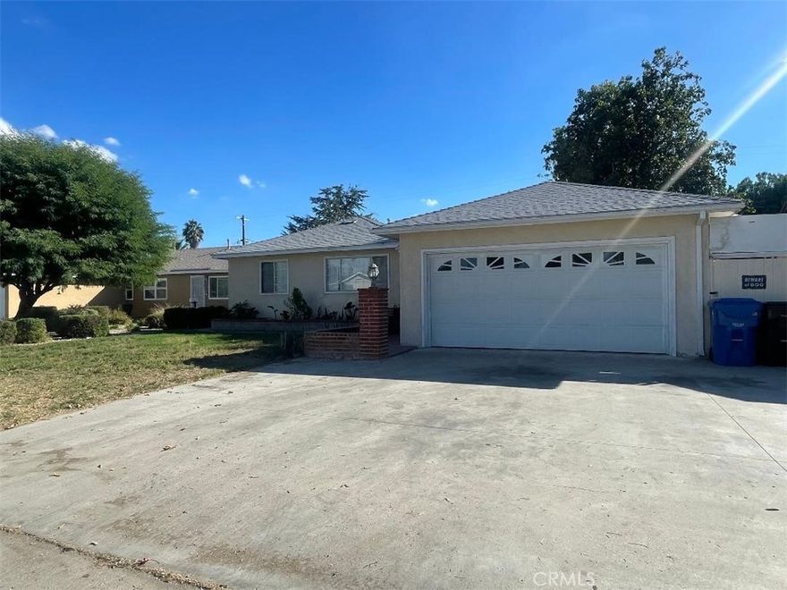 4 bedroom 2 bath home located in a prime Winnetka neighborhood at the end of a cul-de-sac, spacious living room/family room, hardwood floors, this home offers 3 nice sized bedroom and a master suite with own bathroom. move in ready, upgraded with fresh paint, newer Air conditioning unit and ducts, there is a sun room which can be used as a play room, this home offers a spacious two car garage, conveniently situated near shopping and transportation with easy access to major freeways.