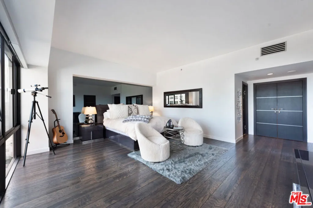 Los Angeles, California 90024, United States, 2 Bedrooms Bedrooms, ,2 BathroomsBathrooms,Residential,Active,135918