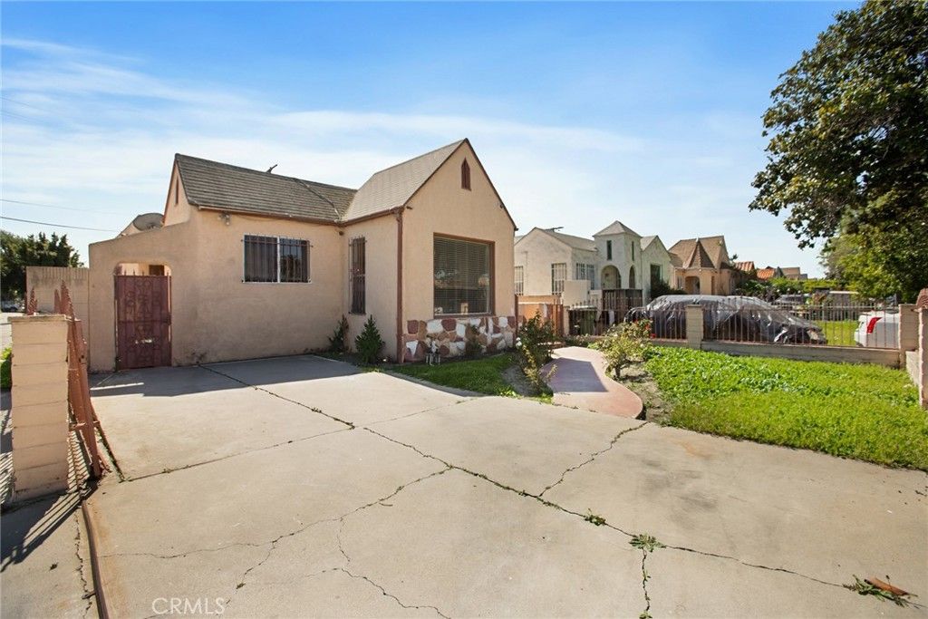 Photo of 514 W 102nd St St, Los Angeles, CA 90044 (MLS # DW26058529)