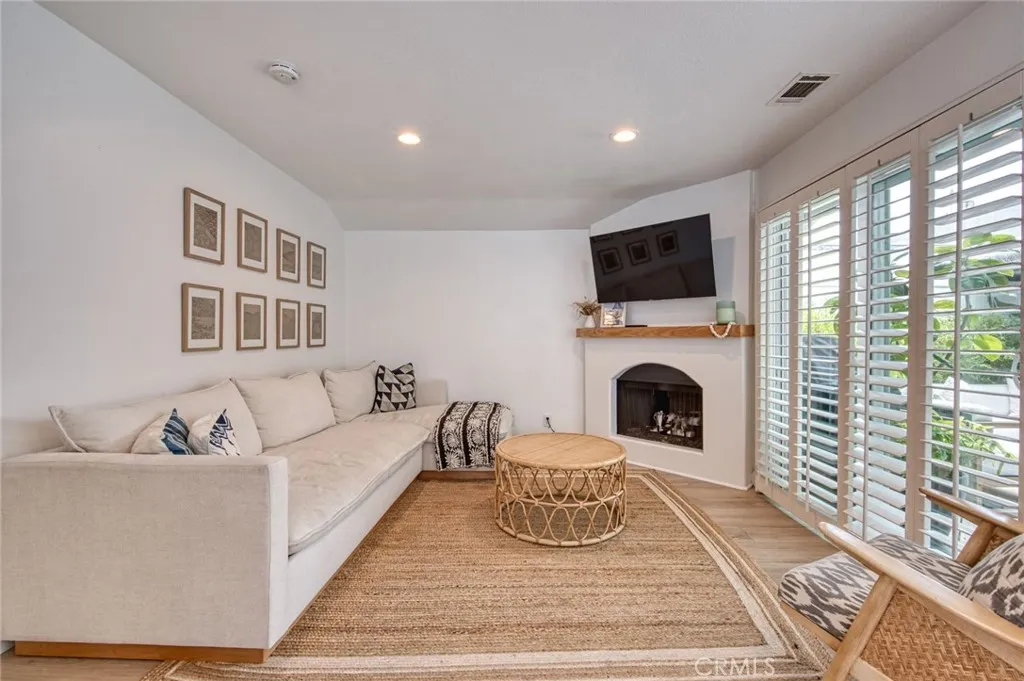 Newport Beach, California 92663, United States, 4 Bedrooms Bedrooms, ,3 BathroomsBathrooms,Residential,Active,207965