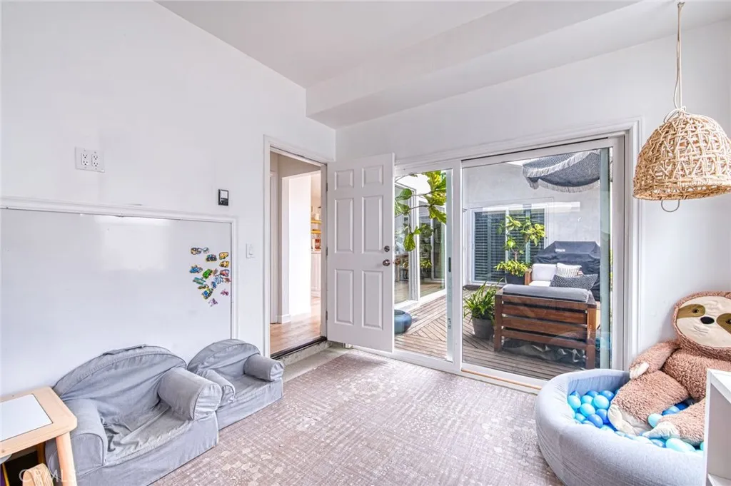 Newport Beach, California 92663, United States, 4 Bedrooms Bedrooms, ,3 BathroomsBathrooms,Residential,Active,207965