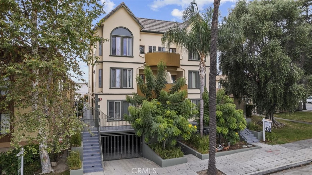 Luxury Burbank top level unit is now available for lease! This stunning 3 bedroom, 2 bathroom condo features sleek laminate flooring, intricate ceiling details, recessed lighting, built-ins, a wet bar and even a laundry area with a washer/dryer hookup! The living room and dining room are adjacent from one another. The living room has a fireplace, and the dining room has a door that leads you our to a beautiful private balcony. The kitchen is equipped with stainless steel appliances, granite countertops and a roomy breakfast bar where you can add bar stool seating too. All bathrooms have a granite countertop vanity. The Primary Bedroom has a fireplace and a private bathroom. Part of the Burbank School District, close to Burbank High School, Sprouts, banks, CVS, popular dining options, the Burbank Town Center and much more!!