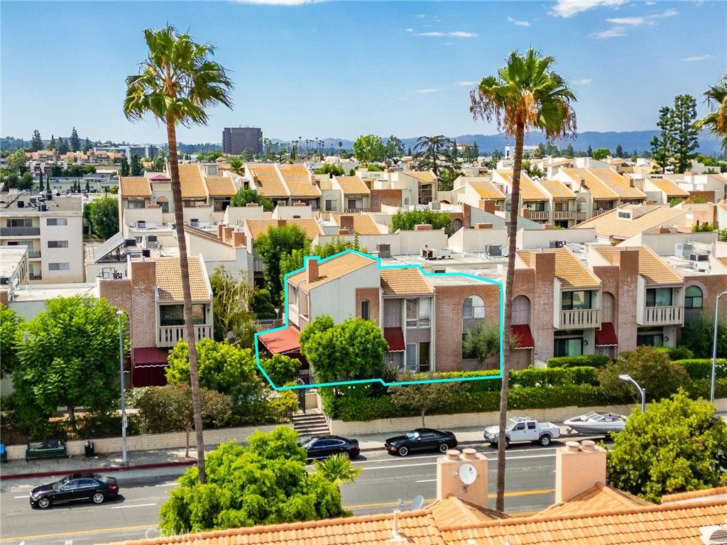 Photo of 5225 White Oak Avenue #1, Encino, CA 91316 (MLS # SR25239026)