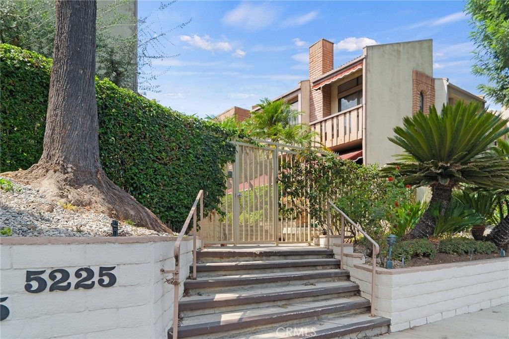 Photo of 5225 White Oak Avenue #1, Encino, CA 91316 (MLS # SR25239026)