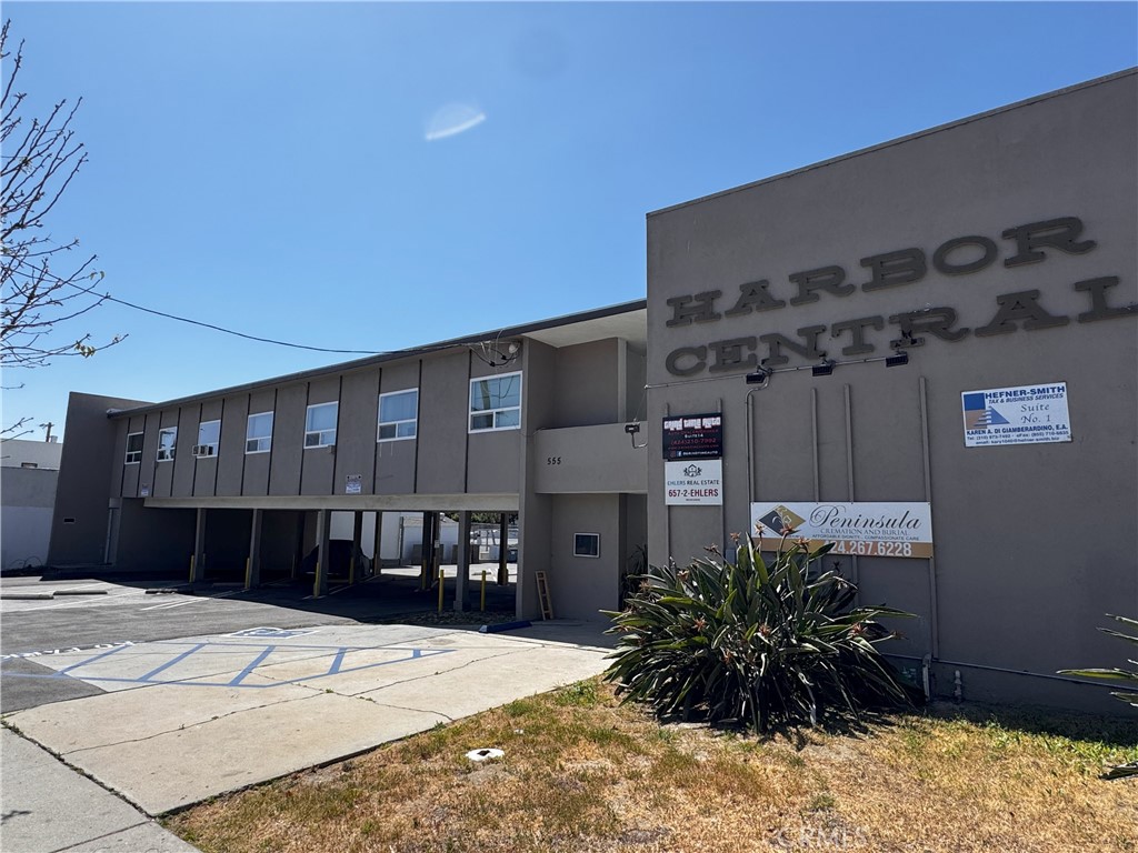 Comfortable office located in the heart of San Pedro, California. Office is approximately 390 sq. ft. The building is minutes from the 110 freeway, a stone's throw from downtown San Pedro, and enjoys easy access to three major banks (Citi, Bank of America, and Chase are yards away). J. Trani's is across the street for after-hour meals; Iron City Tavern and El Taco are on the same block, and Starbuck's is a block away on 9th and Gaffey.
The property has its own off-street parking lot. All utilities are included in the rent; tenant is responsible for internet access and/or telephone service and/or security services if the tenant wants those services.