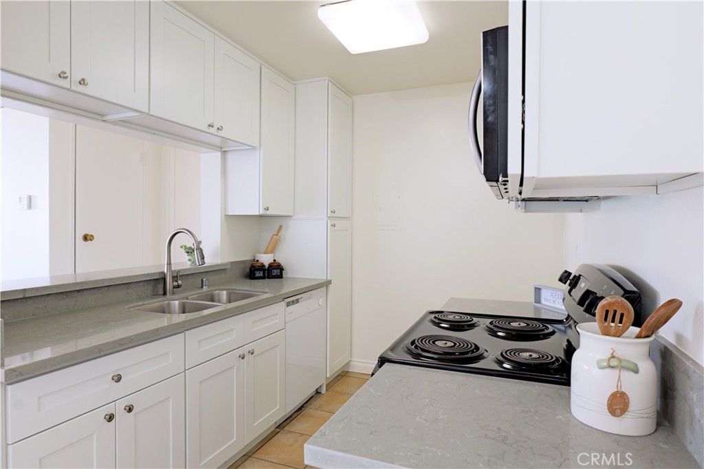 Photo of 5460 White Oak Ave #K301, Encino, CA 91316 (MLS # SR26039168)