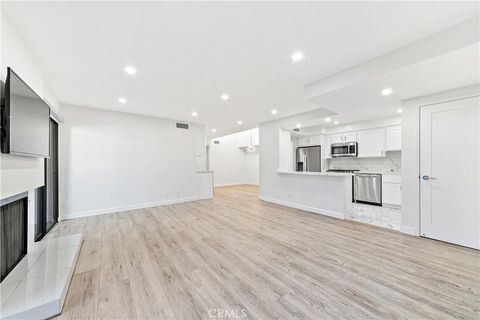 Photo of 15215 Magnolia Boulevard, Sherman Oaks, CA 91403 (MLS # CV26067959)