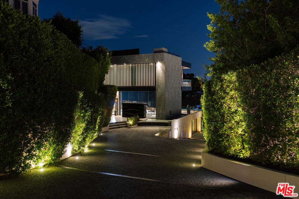 Photo of 9199 Thrasher Avenue, Los Angeles, CA 90069 (MLS # 25613211)