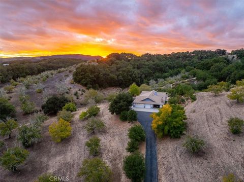 Photo of 4242 Las Tablas Willow Creek Road, Paso Robles, CA 93446 (MLS # NS25221550)