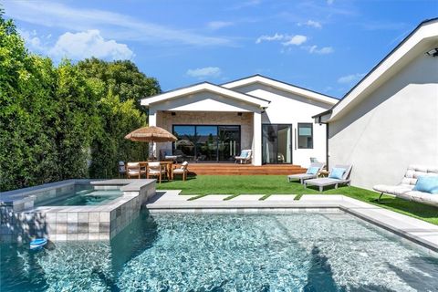 Photo of 11956 Collins Street, Valley Village, CA 91607 (MLS # SR26052189)