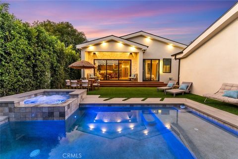 Photo of 11956 Collins Street, Valley Village, CA 91607 (MLS # SR26052189)