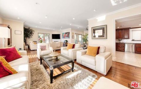 Photo of 918 S Wooster Street #2, Los Angeles, CA 90035 (MLS # 25627865)