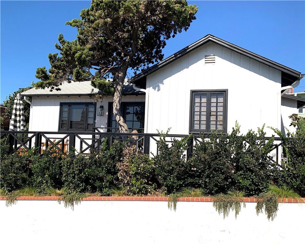 Photo of 31695 Seacliff Drive, Laguna Beach, CA 92651 (MLS # LG25227902)