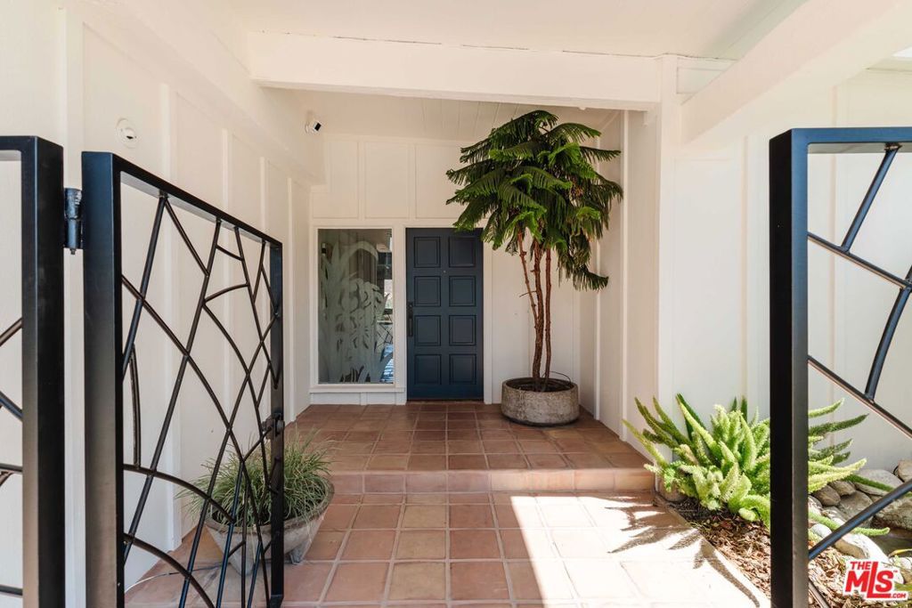 Photo of 1300 Duende Lane, Pacific Palisades, CA 90272 (MLS # 25600059)