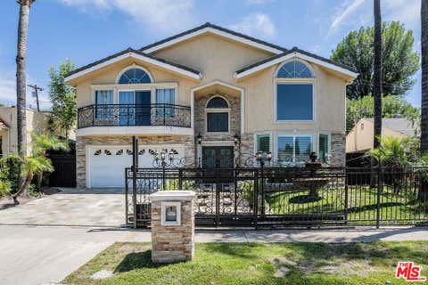 Photo of 18248 Rosita Street, Los Angeles, CA 91356 (MLS # 26856855)
