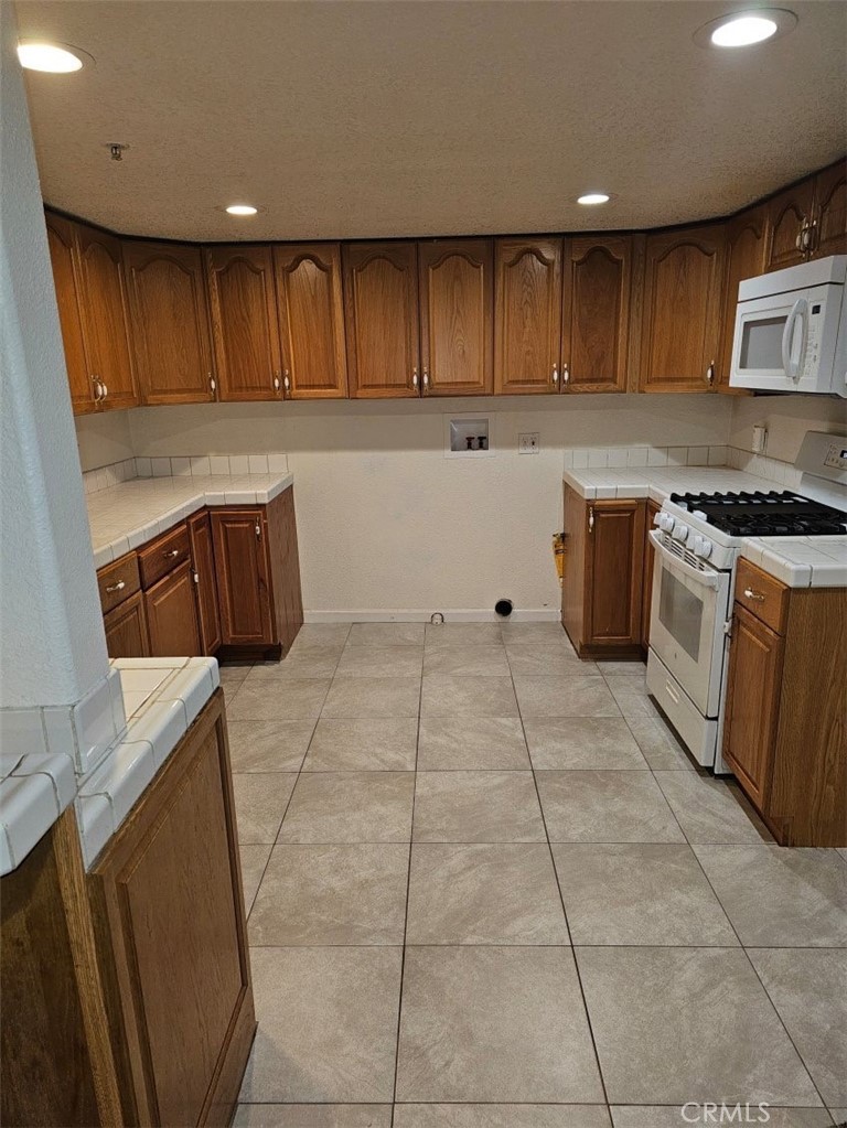 this property got two lage bedrooms, one bath, with a carport next to the unit, no pets are allowed, 12 months lease minimom, very quite neigborhood.
close to shopping places, near major freeways. Call Broker first and no answer gp direct, supra bock is located at the FRONT.
ALL SECTION 8 APPLICANTS ARE WELCOME TO APPLY, SELLER ACCEPT SECTION 8.