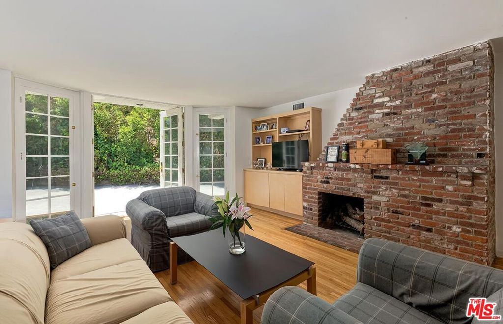 Photo of 1041 Chantilly Road, Los Angeles, CA 90077 (MLS # 26636733)