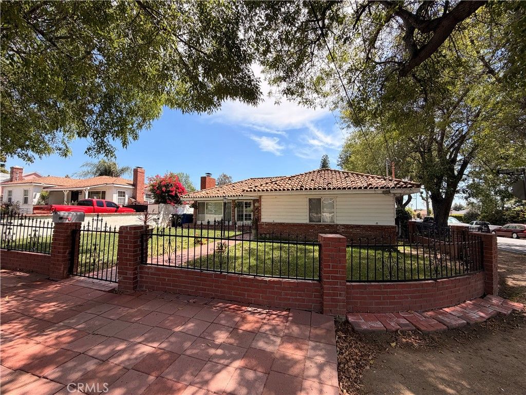 Photo of 13888 Hubbard St, Sylmar, CA 91342 (MLS # SR26081342)