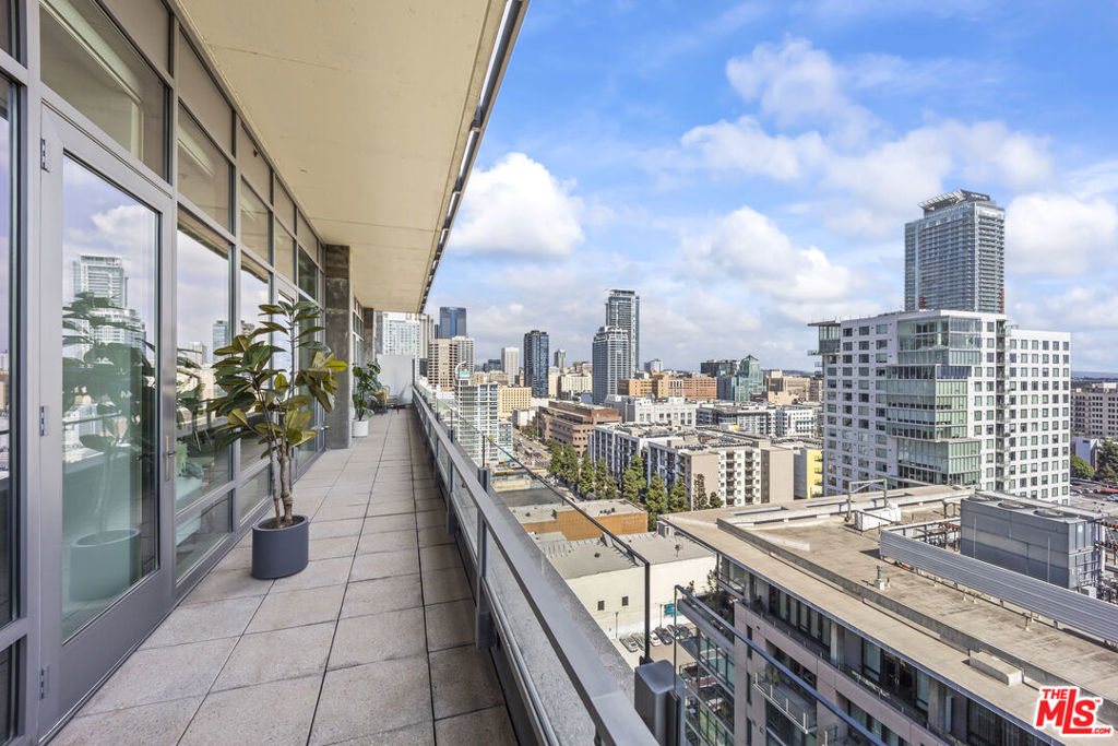 Properties 2 1100 S Hope Street PH105