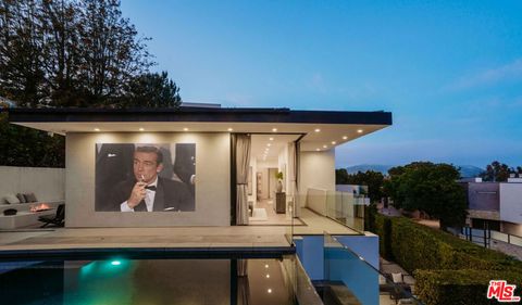 2827 Las Alturas Street Los Angeles CA 90068